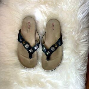 Taos Black “Red Willow” Wanda Thong Sandals size 8/39